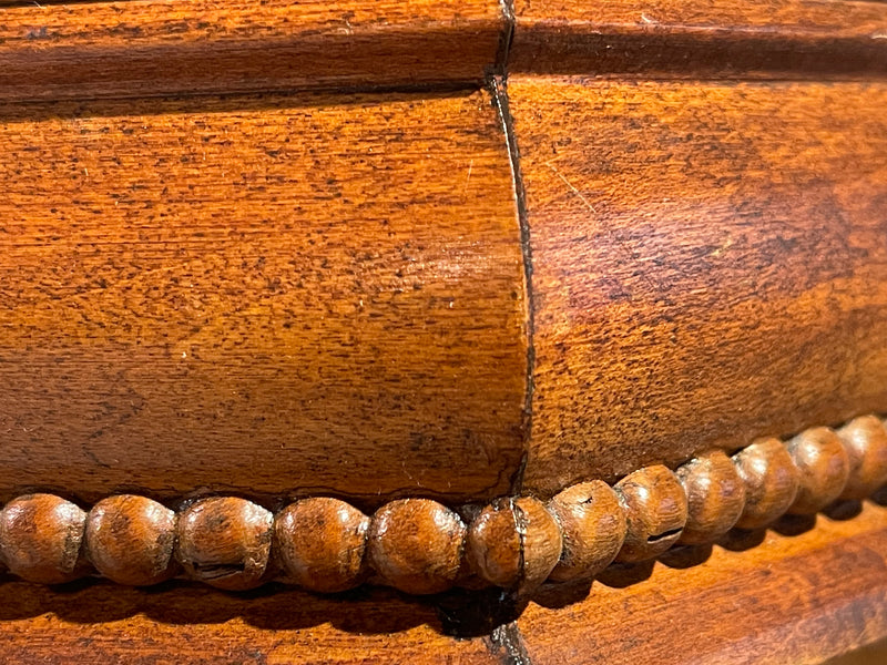 Ribboned Mahogany Pedestal Table